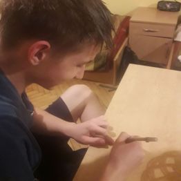 wychowanek rozwiązuje przykłady tabliczki mnożenia