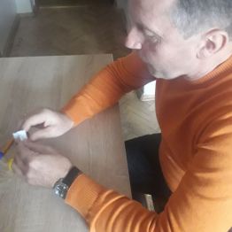 pan rozwiązuje 4 przykłady tabliczki mnożenia na czas