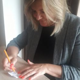 wychowawca rozwiązuje przykłady tabliczki mnożenia