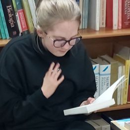 Dziewczynka czyta głośno.