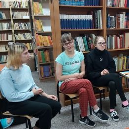 Dziewczynki w bibliotece.