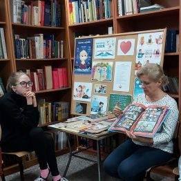 Pani Beata pokazuje komiks .