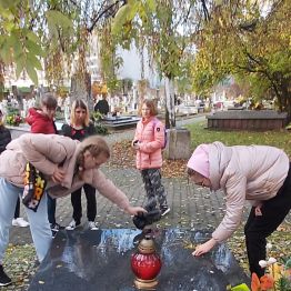 Wychowanki sprzątają grób