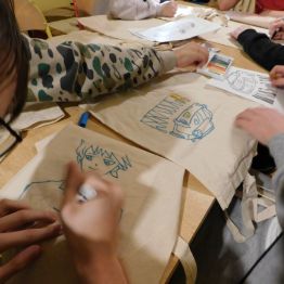 wykonywanie własnych rynunków na torbach płóciennych przez wychowanków