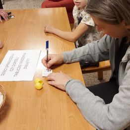 pani rozwiązuje przykłady tabliczki mnożenia na czas