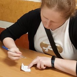pani rozwiązuje przykłady tabliczki mnożenia