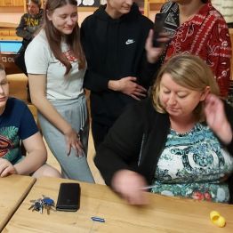 wychowawca rozpakowuje kartkę z tabliczką mnożenia