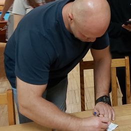 pan rozwiązuje 4 przykłady tabliczki mnożenia na czas