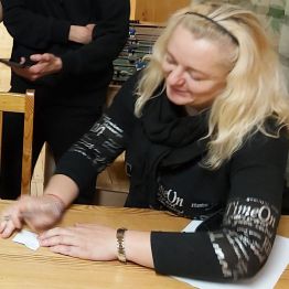 wychowawca rozwiązuje przykłady tabliczki mnożenia