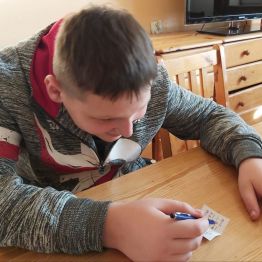 wychowanek pisze liczby na kartce