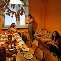Przygotowania do przyjęcia urodzinowego.