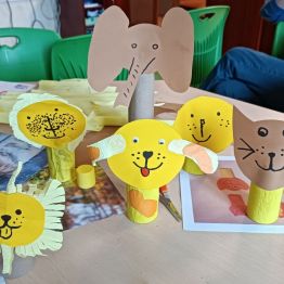 Prace uczniów prezentujące zwierzaki z rolek po papierze.