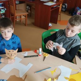 Timi i Mateusz przygotowują swoje zwierzaki - kota i nosorożca.