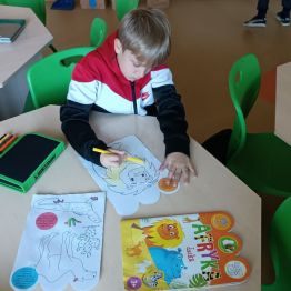 Filip koloruje lwa.