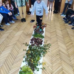 Uczeń klasy 1 przemierza ścieżkę sensoryczną