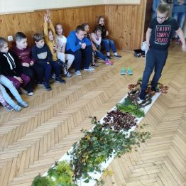 Uczeń klasy 1 przemierza ścieżkę sensoryczną