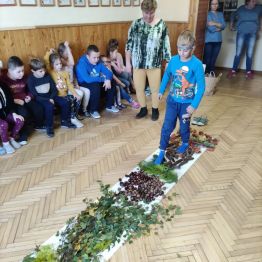 Uczeń klasy 1 przemierza ścieżkę sensoryczną