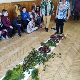Uczennica klasy 1 przemierza ścieżkę sensoryczną