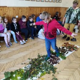 Uczeń klasy 1 przemierza ścieżkę sensoryczną