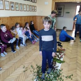 Uczeń klasy 2 przemierza ścieżkę sensoryczną