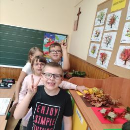 Uczniowie klasy 1 zapoznają się z darami jesieni