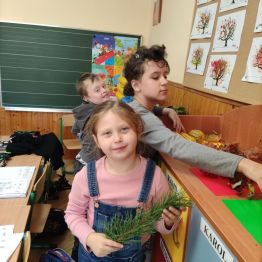 Uczniowie klasy 1  zapoznają się z darami jesieni