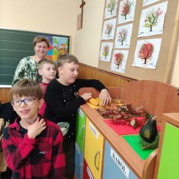 Uczniowie klasy 1 zapoznają się z darami jesieni