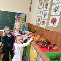 Uczniowie klasy 1  zapoznają się z darami jesieni