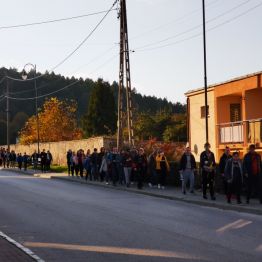 Grupa wychowanków na ulicach Chęcin