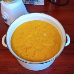 7 litrów zblendowanego miąższu z dyni.