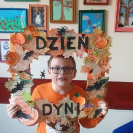 Xawery w fotubdce z okazji Dnia Dyni.