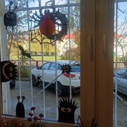 Halloweenowa dekoracja w oknie świetlicy.