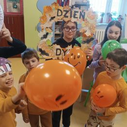 Dzieci prezentują swoje dyniowe i halloweenowe balony.
