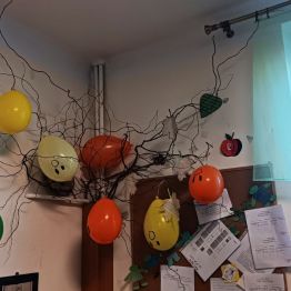 Balonowe dynie na świetlicowym drzewku.