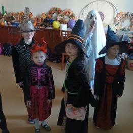 Uczniowie prezentują swoje halloweenowe przebrania.