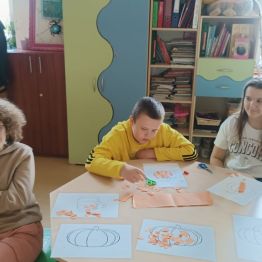 Hania, Maciuś i Ola przygotowują swoje mozaikowe dynie.