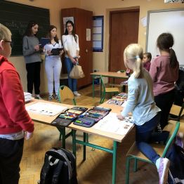 Przedstawicielki Samorządu Uczniowskiego składają chłopcom życzenia.