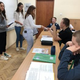 Chłopcy dostali słodki poczęstunek.