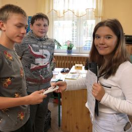 Przewodnicząca Samorządu Uczniowskiego składa życzenia.