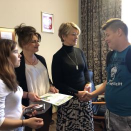 Pani dyrektor wręcza dyplom zwycięzcy konkursu na najsympatyczniejszego ucznia w szkole branżowej.