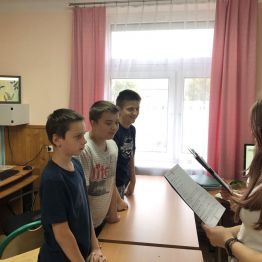 Uczennice składają życzenia.