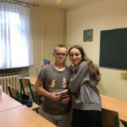 Uczennica składa życzenia swojemu bratu.