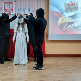 Uczniowie jako czarne orły zabierające naszą Ojczyznę