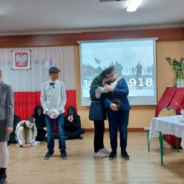 Dziewczynki śpiewające piosenkę o Ojczyźnie