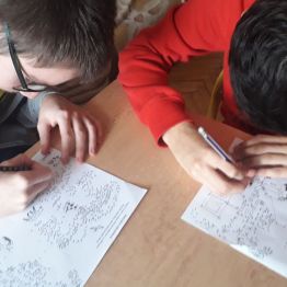 wychowankowie rozwiązuja karte pracy