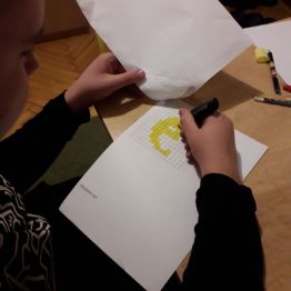 dzieci kodują za pomoca dyktanda graficznego
