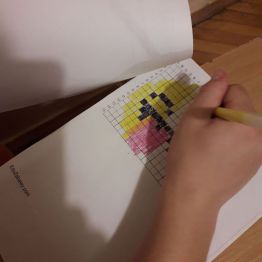 dzieci kodują za pomoca dyktanda graficznego