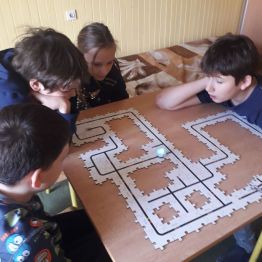 ozobot porusza sie po torach i wykonuje polecenia