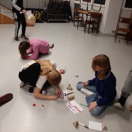 Młodzież podczas zajęć muzycznych