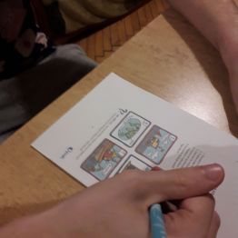 wychowanek wypełnia kartę pracy